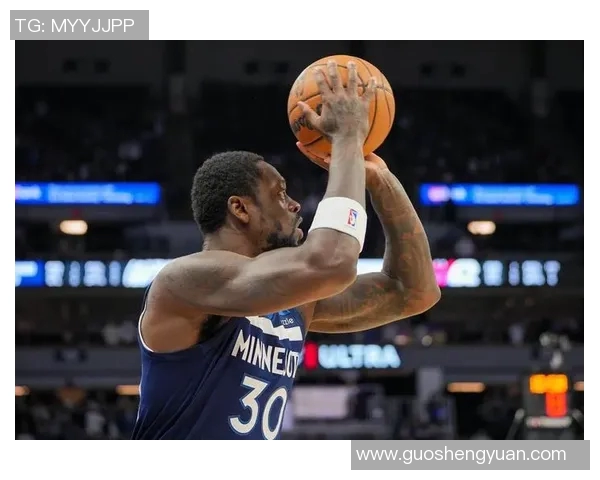 兰德尔上半场表现稳定11投6中贡献14分4篮板1助攻1抢断