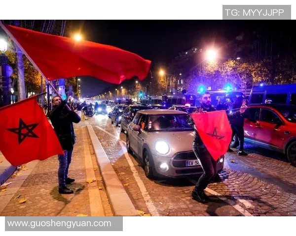 巴黎球迷大巴深夜抛锚高速上80人被困数小时等待救援